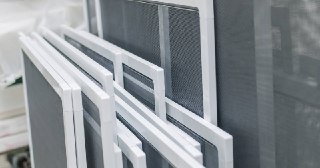 Москитные сетки на пластиковые окна Чусовой купить по цене от 954 руб.